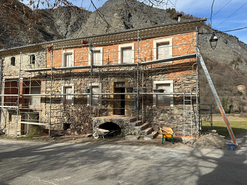 Réhabilitation d'une maison ancienne en pierre avec restauration de façade dans les Alpes-de-Haute-Provence
